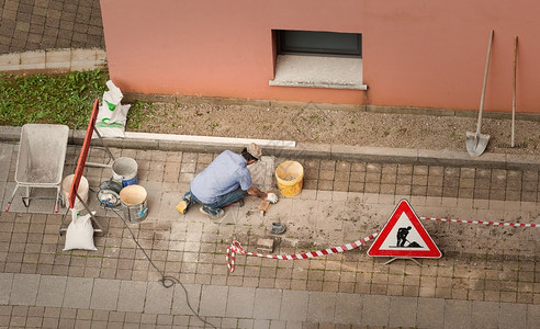 瓷砖修补工人(瓷砖修补工人电话号码邯郸市)